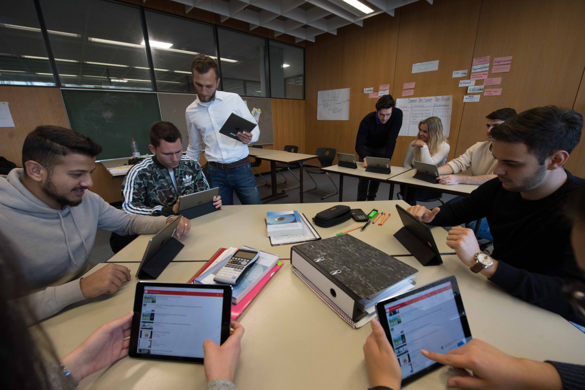 Schüler im digitalen Unterricht mit Tablets