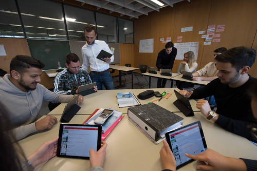 Schüler im digitalen Unterricht mit Tablets