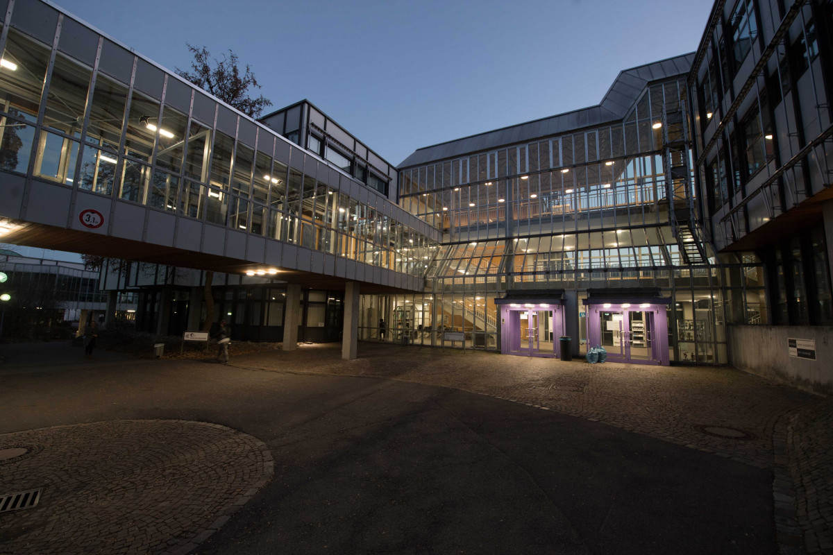 Kaufmännische Schule Göppingen von außen - Eingansbereich in Abendstimmung