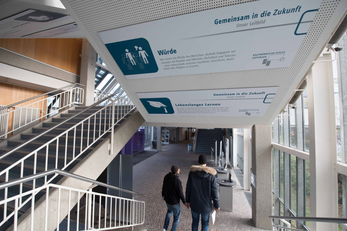 Treppenhaus der Kaufmännischen Schule mit Leitbild